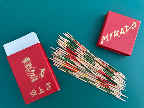 Mikado spiel mit holzsticks - mikado,